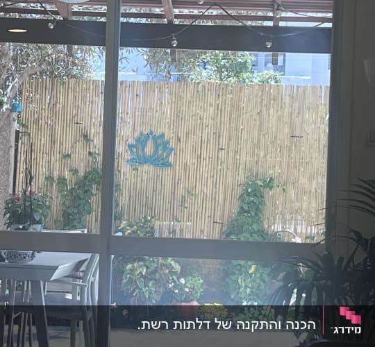 דלת אלומיניום עם חלון זכוכית שקוף